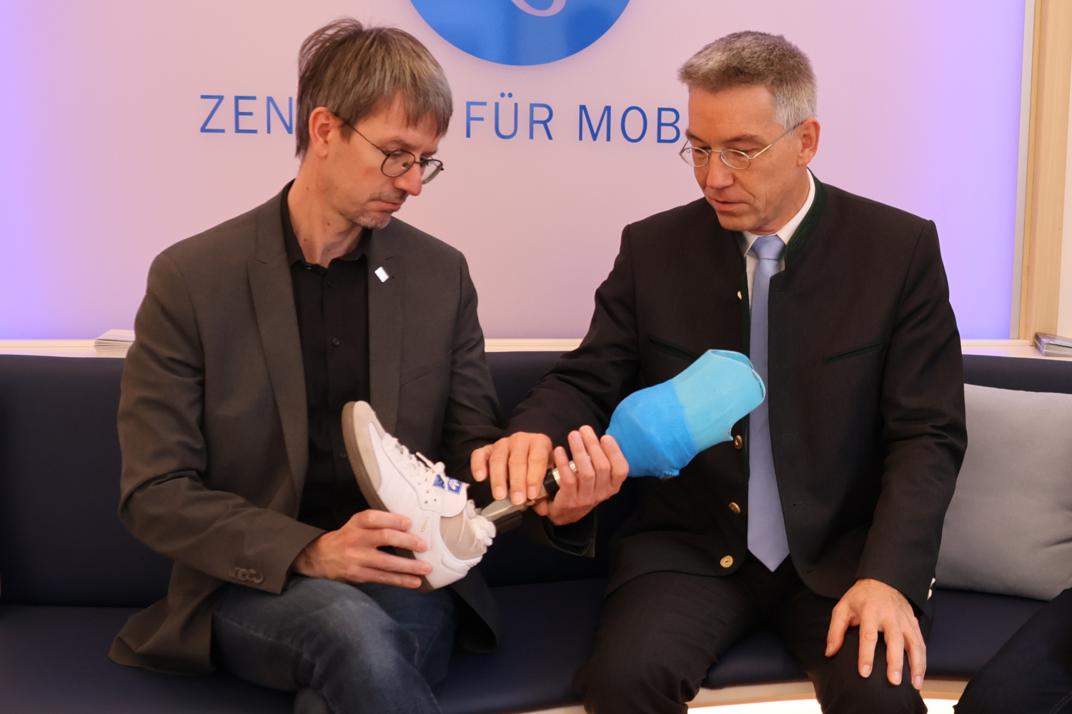 Andreas Bensegger von der IHK und Landrat Otto Lederer mit einer Beinprothese. Foto: Landratsamt Rosenheim