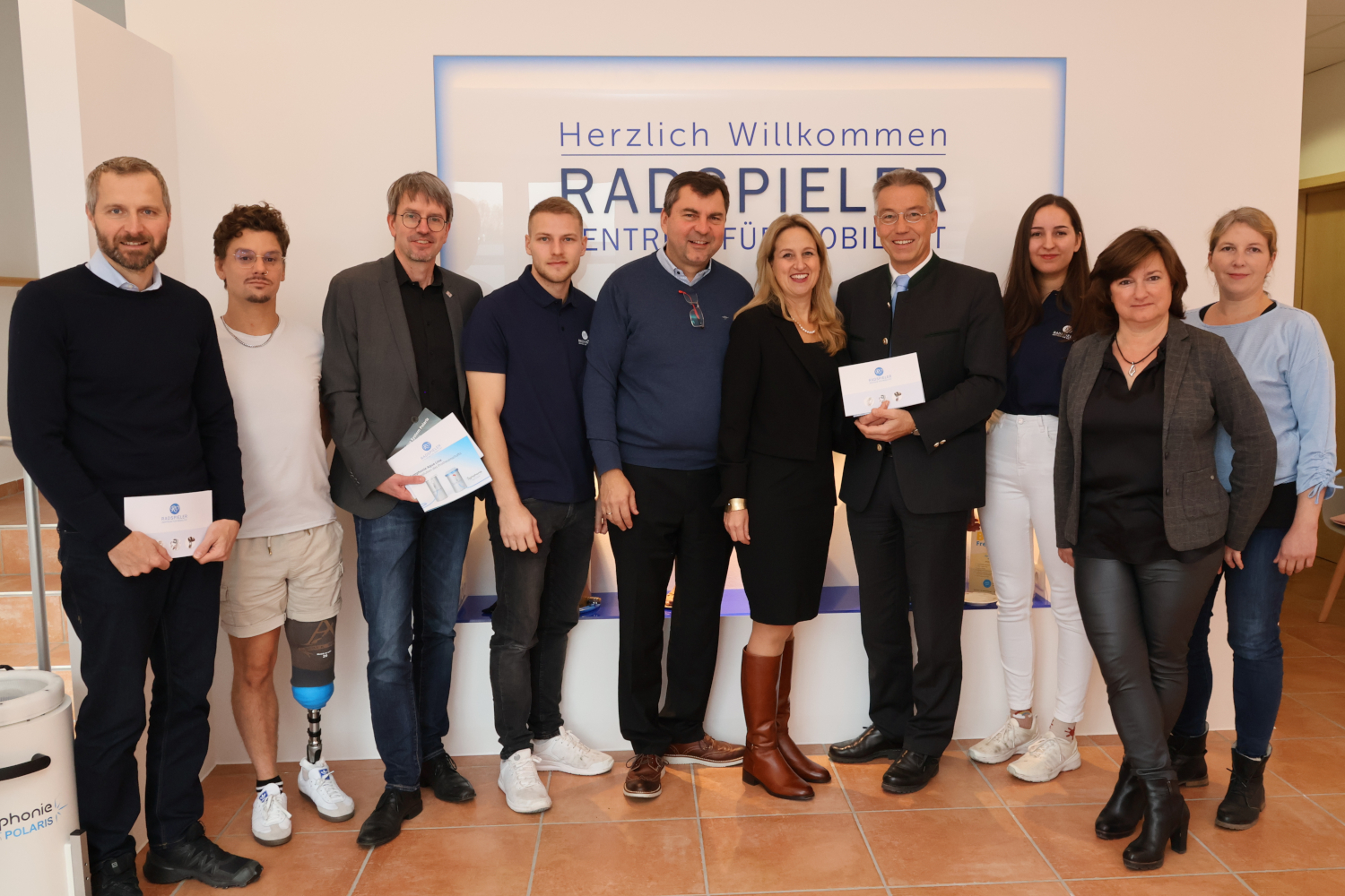 Landrat Otto Lederer (4.v.re.) besichtigt mit Andreas Bensegger (3.v.li.) von der IHK und einer Delegation aus dem Landratsamt die Firma Radspieler Orthopädietechnik in Neubeuern. Foto: Landratsamt Rosenheim